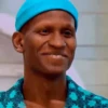 رجل مبتسم باللون الأزرق