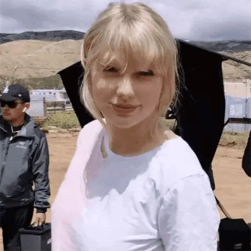 Taylor Swift (yb4nxf9jht)