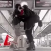قبلة في المحطة