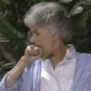 امرأة مسنة تتثاءب