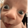 رضيع محدق