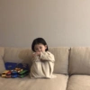 طفل حزين مع ألعاب